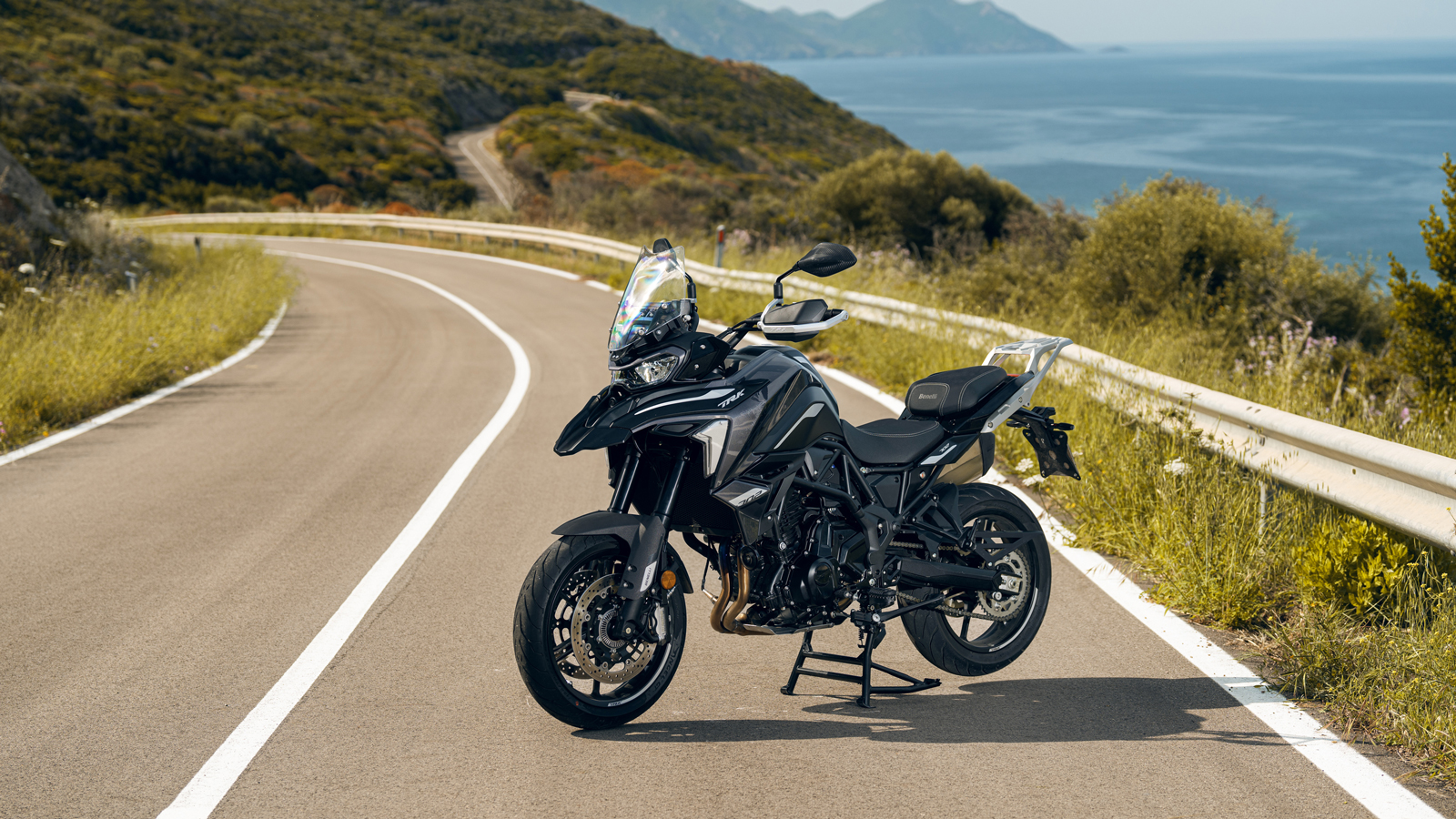 Benelli TRK 702: Συνεχίζεται η προσφορά με τις τρεις βαλίτσες αξίας 1.000 ευρώ 
